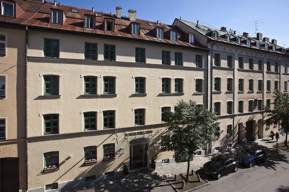 Hotel Maximilian & 4*